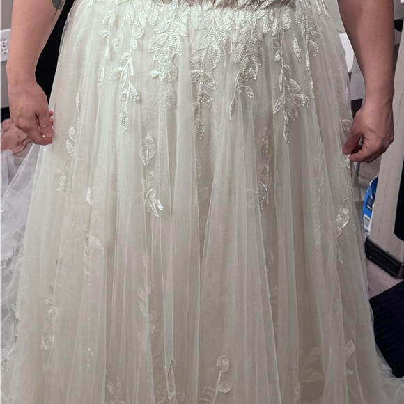 Lillian West Bride gown. Never worn, unaltered and tags still attached. Size 20 - Picture 5 of 6